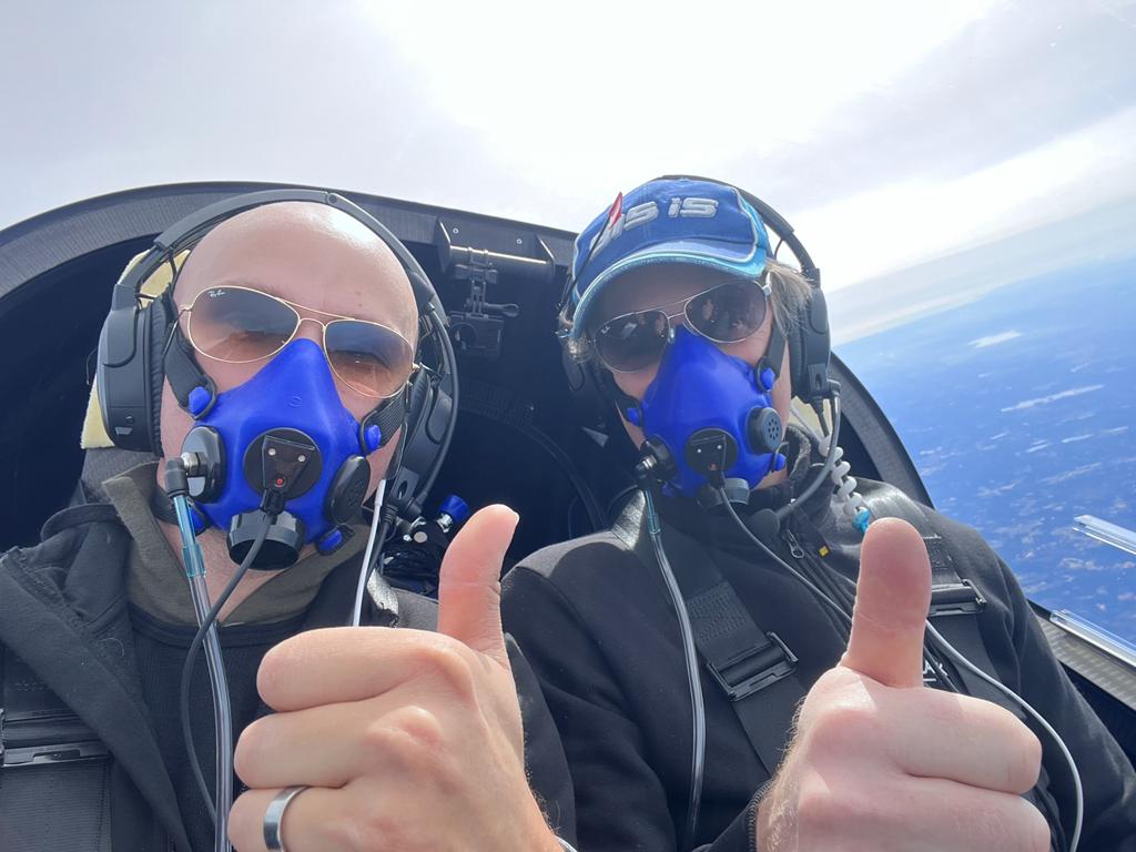 Två glada världsrekordpiloter från vänster Fredrik Lanz, testpilot, Niklas Anderberg, grundare och VD på BLACKWING Sweden AB.