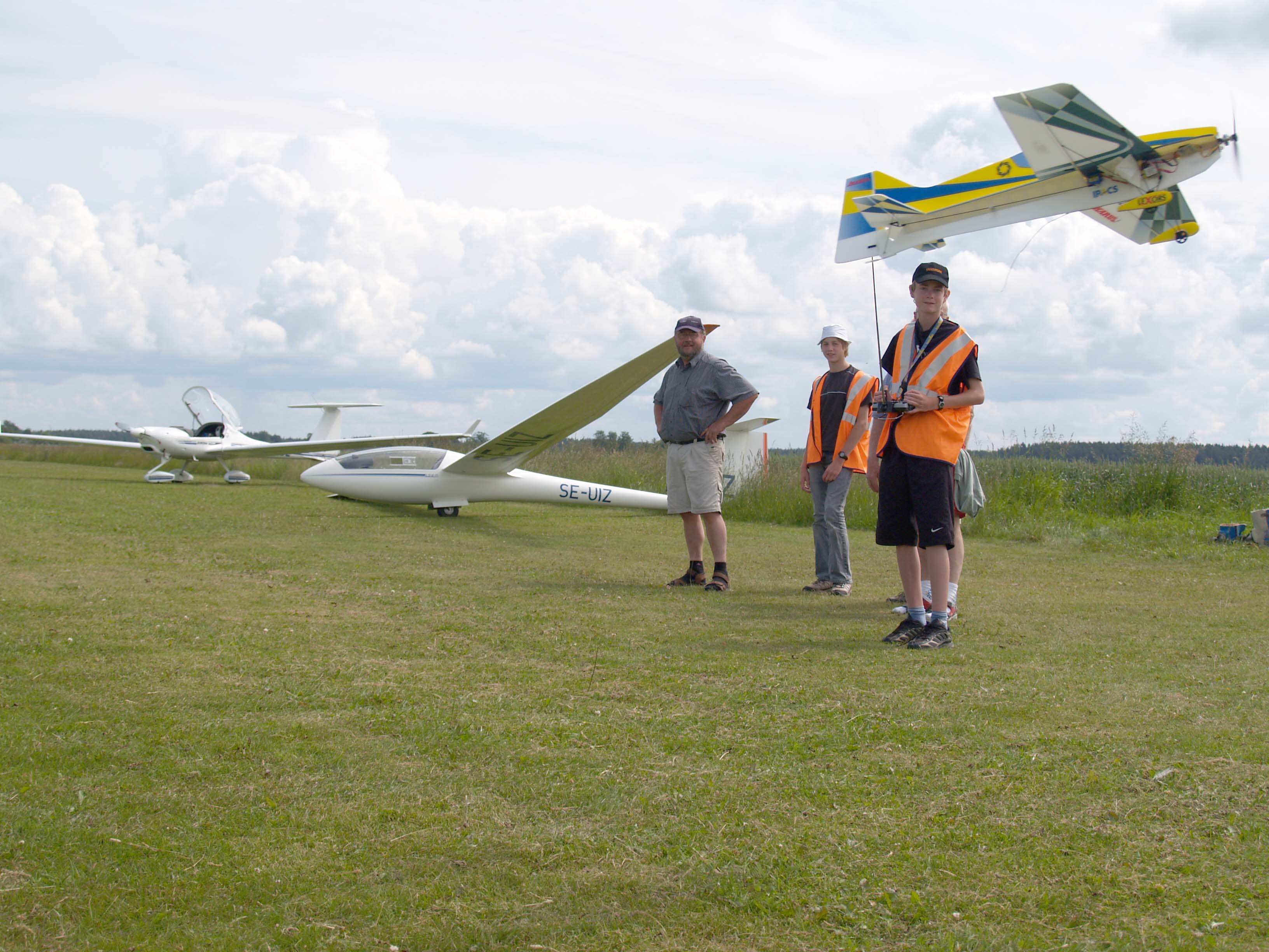 Carl flyger modellflygplan i samband med ungdomsläger i Lidköping.